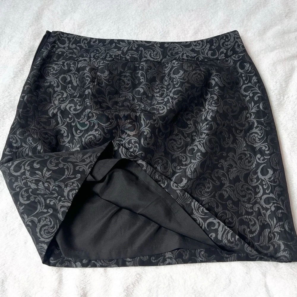 NWT LOFT Ann Taylor Paisley Embossed Black Mini Skirt Mid Rise Size 8 Stretchy